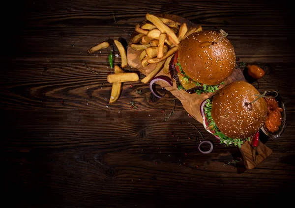 木製のテーブルにおいしいハンバーガーのトップ ビュー. — ストック写真