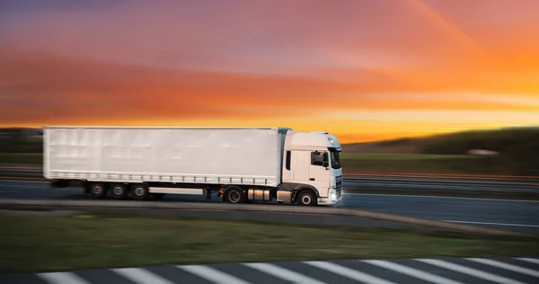 Вантажівка з контейнером на дорозі, концепція вантажних перевезень . — стокове фото