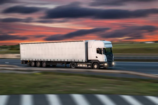 Вантажівка з контейнером на дорозі, концепція вантажних перевезень . — стокове фото