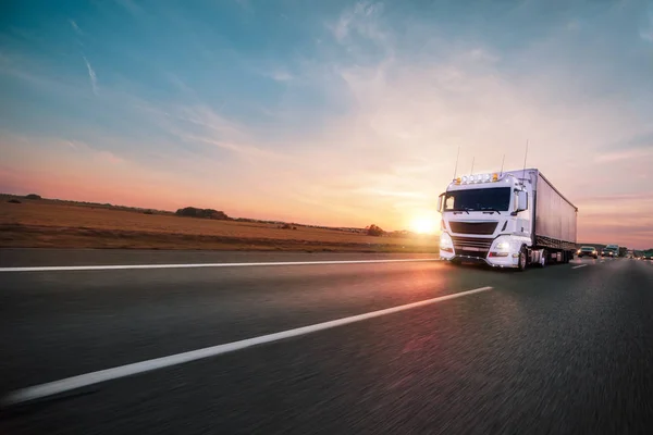 Vrachtwagen met container op de weg, vrachtvervoer concept. — Stockfoto