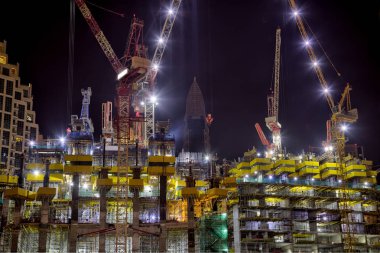 Gece boyunca inşaat çalışması devam ediyor..