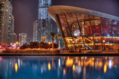 Dubai, Birleşik Arap Emirlikleri - 29 Ocak 2019: İlçe şehir merkezinde. Gece boyunca yeni Dubai Opera binasının görünümü.