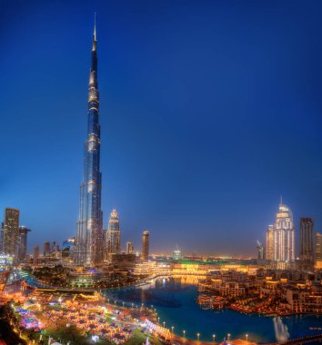 Dünya - ve ışık yansıma su üzerinde en yüksek binası Burj Dubai - Dubai, Birleşik Arap Emirlikleri - 30 Ocak 2019 - gece görünümü.