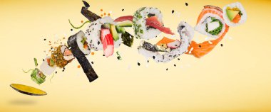 Nefis Japon suşisi parçaları. Pastel arka planda donmuş..