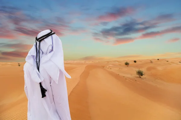 Arabic man with traditional emirates clothes in the desert. — Stock Photo, Image