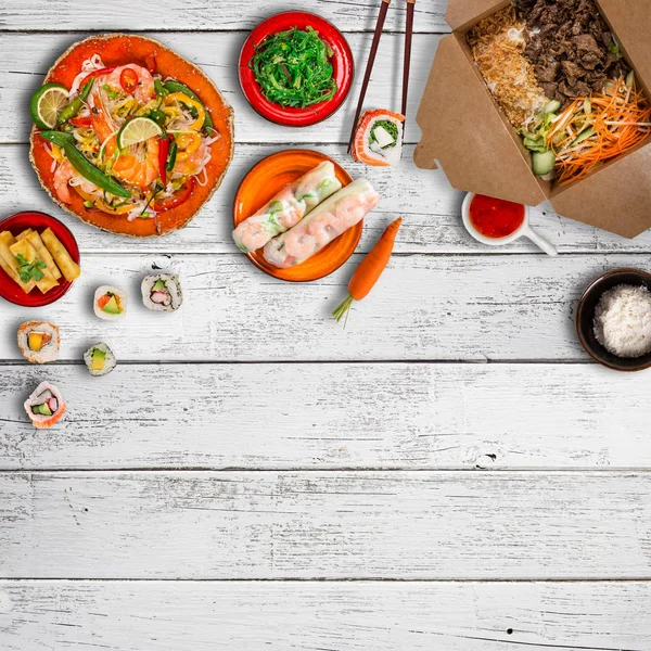 Olika av asiatiska måltider på rustika bakgrund, ovanifrån, plats för text. — Stockfoto