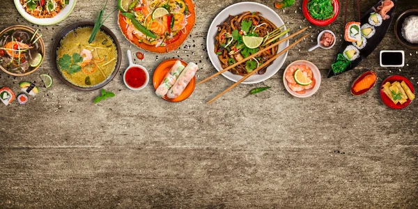 Verschillende van Aziatische maaltijden op rustieke achtergrond, bovenaanzicht, plaats voor tekst. — Stockfoto