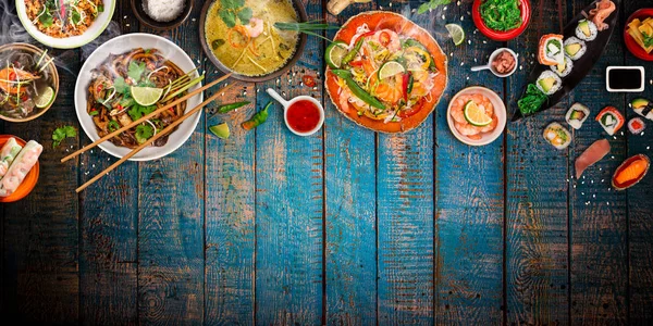 Verschiedene asiatische Gerichte auf rustikalem Hintergrund, Draufsicht, Platz für Text. — Stockfoto