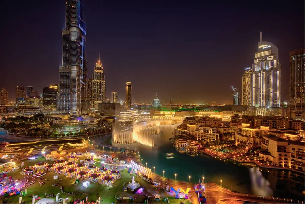 Dubaï, Émirats arabes unis - 30 janvier 2019 - Vue de nuit de Burj Khalifa - le plus haut bâtiment du monde - et réflexion lumineuse sur l'eau . — Photo