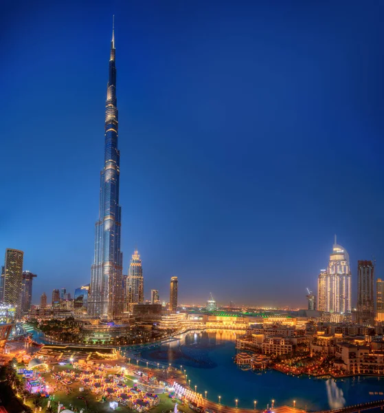 Dubaï, Émirats arabes unis - 30 janvier 2019 - Vue de nuit de Burj Khalifa - le plus haut bâtiment du monde - et réflexion lumineuse sur l'eau . — Photo