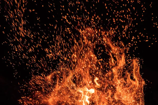 Spara scintille che volano. Bellissimo sfondo fiamme . — Foto Stock