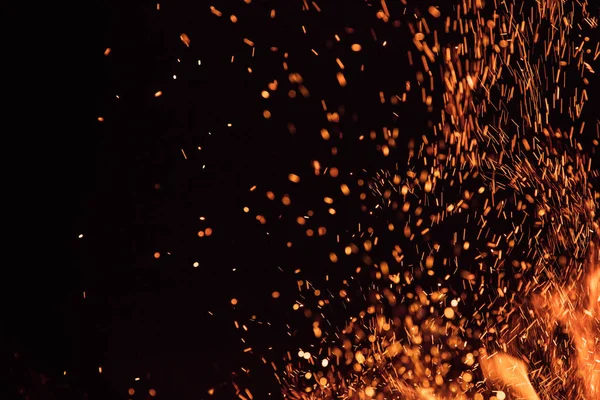 Funkenflug. schöne Flammen Hintergrund. — Stockfoto