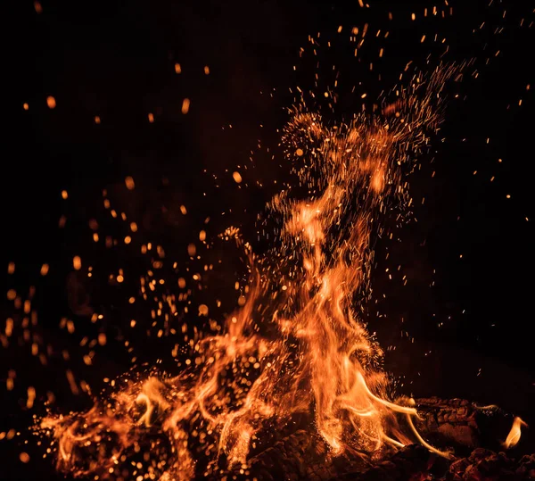 Égő szikra repül. Gyönyörű lángok háttér. — Stock Fotó