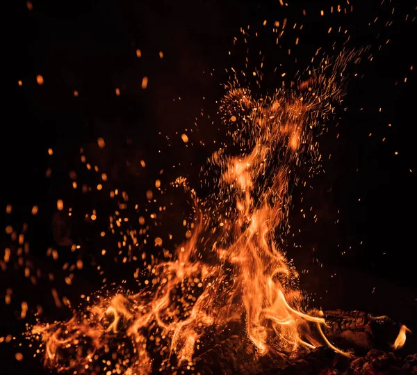 Funkenflug. schöne Flammen Hintergrund. — Stockfoto