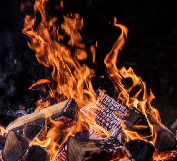 Flaming loggar, eld flames bakgrund. — Stockfoto