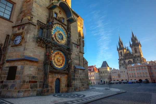 Prague Old Town Square met Astronomical Clock, Tsjechië. — Stockfoto