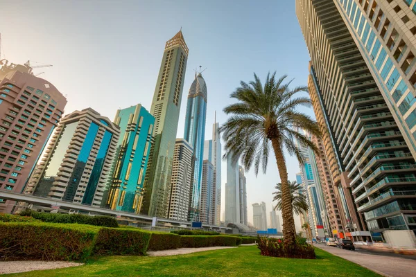 Ranní pohled z moderních mrakodrapů Panorama podél obchodní centrum Sheikh Zayed Road v Dubaji. — Stock fotografie