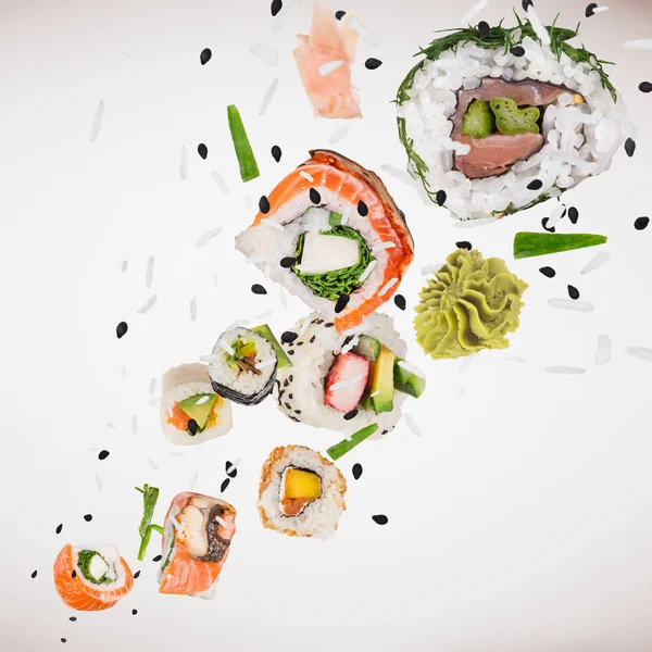 Pezzi di delizioso sushi giapponese congelato in aria. — Foto Stock