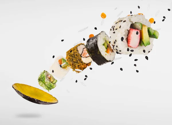 Cijfers van heerlijke Japanse sushi bevroren in de lucht. — Stockfoto