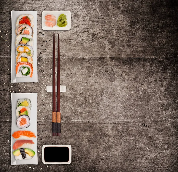 Piezas tradicionales de sushi japonés sobre fondo de hormigón rústico . —  Fotos de Stock