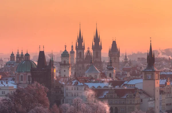 Panoramiczny widok na Stare Miasto i świątynia Tyn w Pradze. — Zdjęcie stockowe