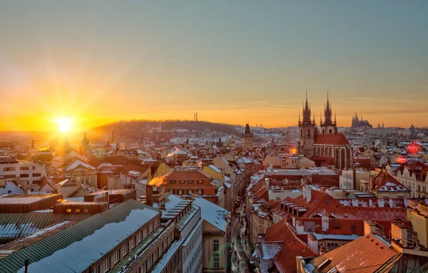 Panoramatický pohled na staré město a chrám Týnský v Praze. — Stock fotografie