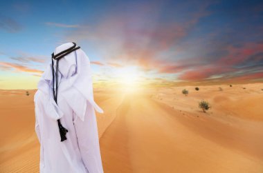 Arap adam çölde geleneksel Emirlikleri giysileri ile.