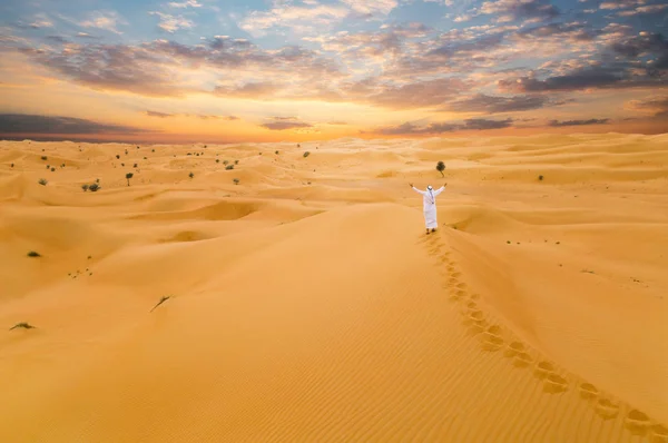 Arabic Man Traditional Emirates Clothes Desert Sunset — Stock Photo, Image