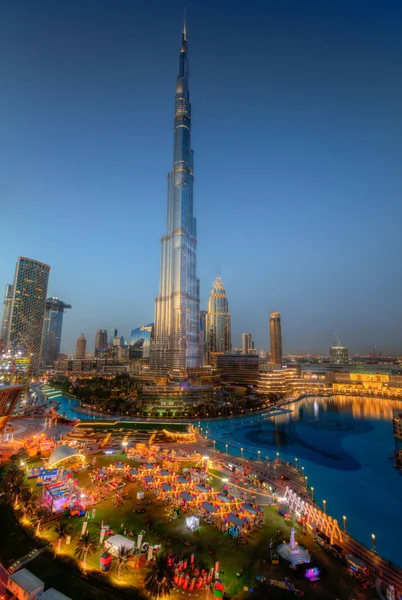 Dubaï, Émirats arabes unis - 30 janvier 2019 - Vue de nuit de Burj Khalifa - le plus haut bâtiment du monde - et réflexion lumineuse sur l'eau . — Photo