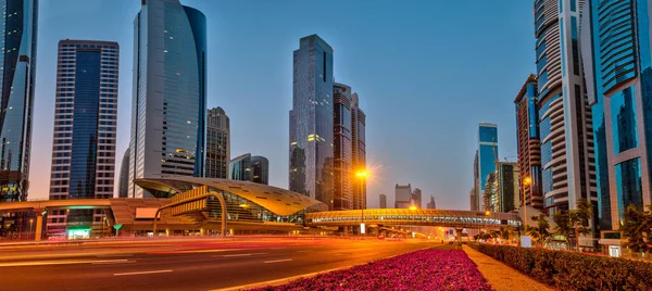 Dubai skyline durante el amanecer, Emiratos Árabes Unidos . —  Fotos de Stock