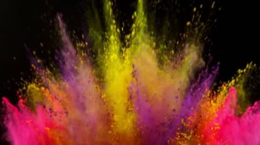 Siyah arkaplanda süper yavaş çekimde renkli toz patlıyor.