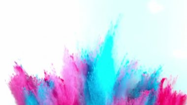 Beyaz arka planda süper yavaş çekimde renkli toz patlıyor.