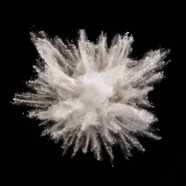 Siyah arkaplanda beyaz toz patlaması.