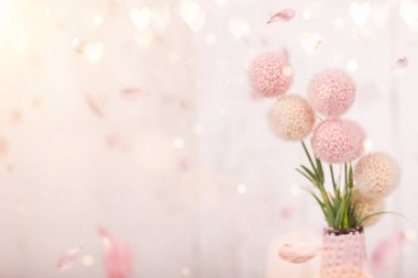 Sevgililer Günü, Anneler ya da Kadınlar Günü için çiçek kompozisyonu. Eski beyaz ahşap arka planda pembe çiçekler.