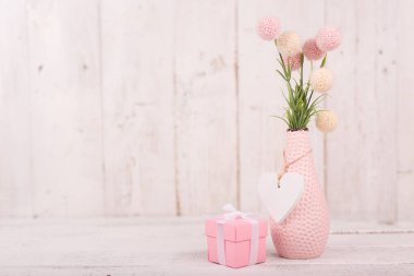 Sevgililer Günü, Anneler ya da Kadınlar Günü için çiçek kompozisyonu. Eski beyaz ahşap arka planda pembe çiçekler.