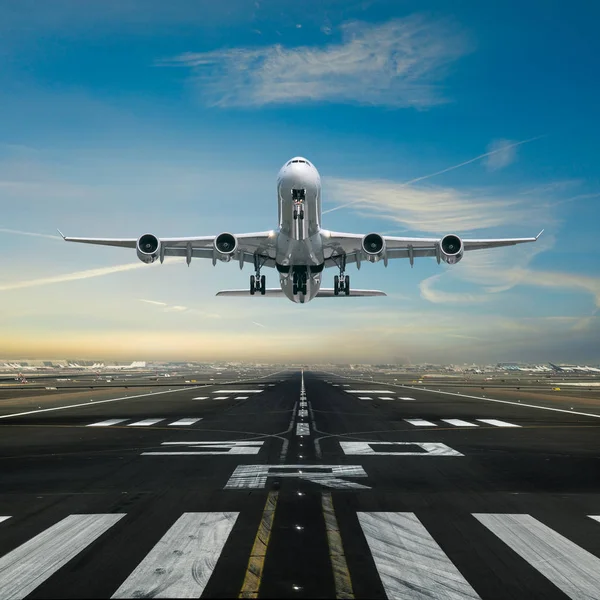 Avión despegando desde el aeropuerto . — Foto de Stock