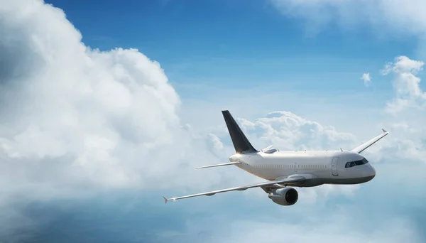 Avión comercial jetliner volando por encima de nubes dramáticas. — Foto de Stock