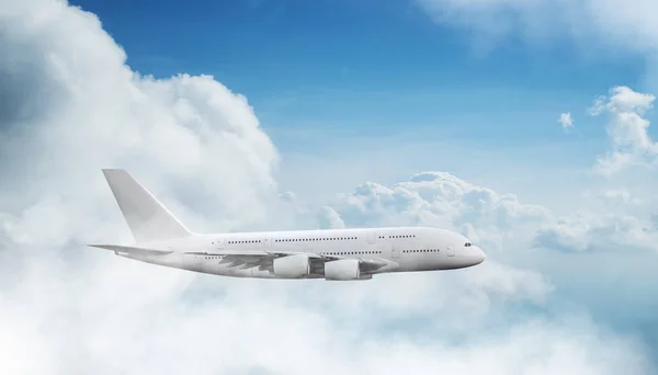 Enorma tvåvåningspassagerare kommersiella flygplan flyger ovanför dramatiska moln. — Stockfoto