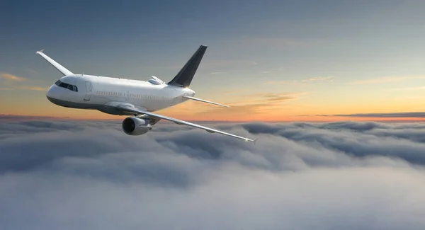 Aereo commerciale jet liner che vola sopra le nuvole drammatiche. — Foto Stock