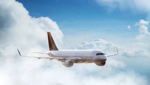 Avion commercial volant au-dessus de nuages spectaculaires. — Photo