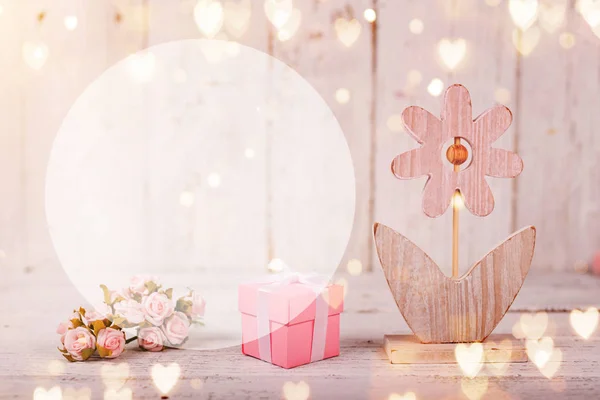 Σύνθεση λουλουδιών για την Ημέρα του Αγίου Βαλεντίνου, Μητέρας ή Γυναίκας. Ροζ λουλούδια σε παλιό λευκό ξύλινο φόντο. — Φωτογραφία Αρχείου