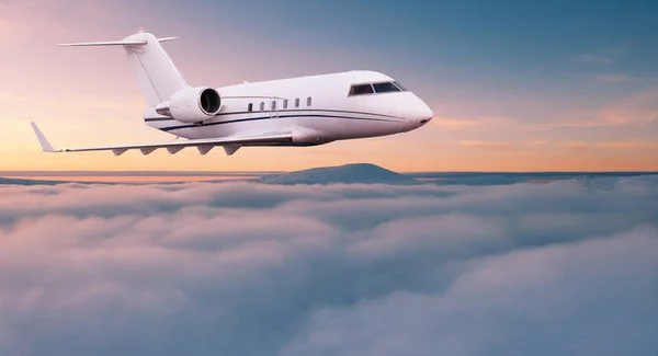 Pequeno avião privado voando acima de belas nuvens. — Fotografia de Stock