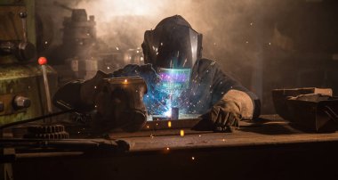 Kaynakçı ara fabrikasında metal parça