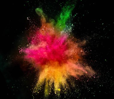 Siyah arkaplanda renkli barut patlaması.