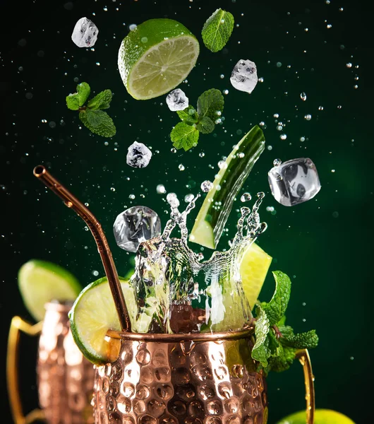 Famoso salpicadura Moscú mula cóctel alcohólico en tazas de cobre . —  Fotos de Stock