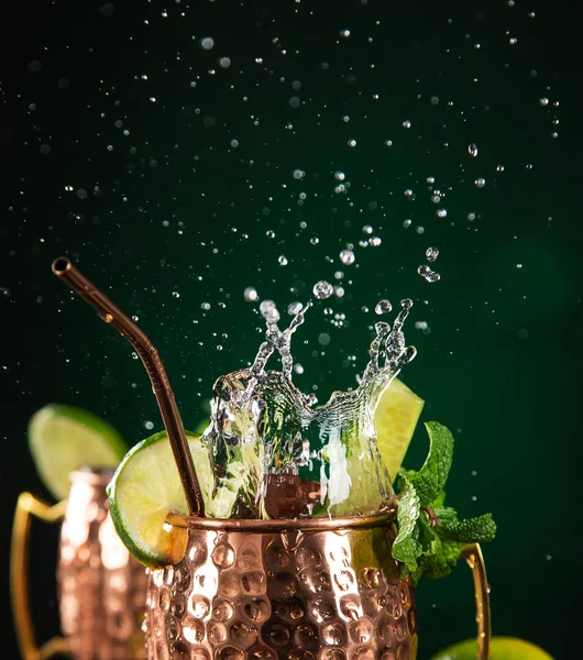 Berühmte Spritzer Moskauer Maultier alkoholischen Cocktail in Kupferbechern. — Stockfoto