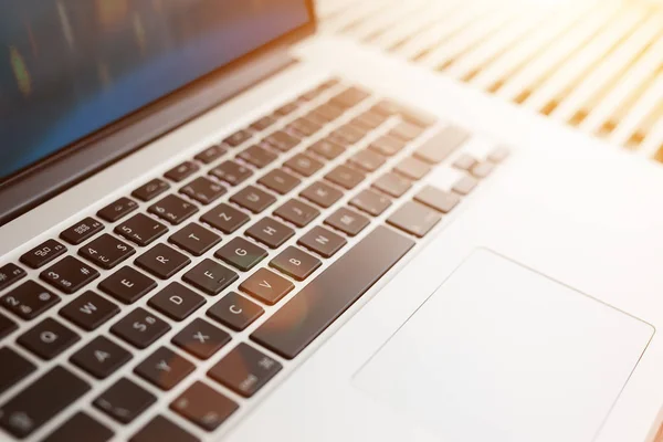 Laptop auf dem Tisch. Nahaufnahme. — Stockfoto