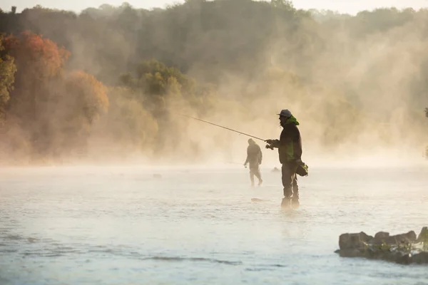 Hommes pêchant dans la rivière avec canne à mouche pendant la matinée d'été . — Photo