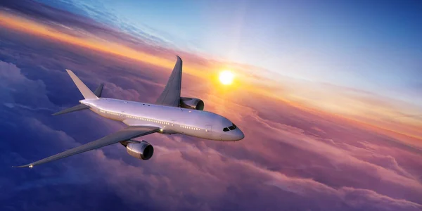 Avión comercial jetliner volando por encima de nubes dramáticas. — Foto de Stock