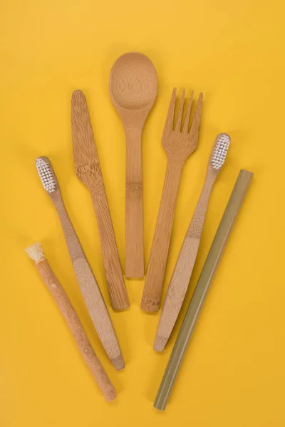 Eko Dostu bambu çatal ve diş fırçaları. Sıfır atık kavramı. — Stok fotoğraf